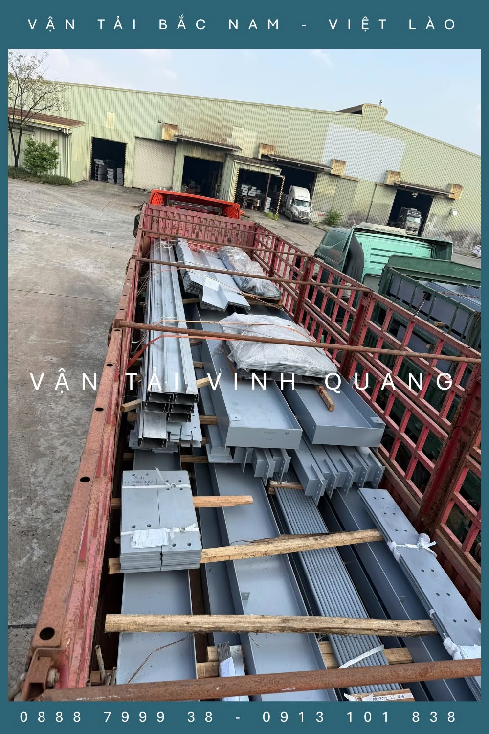Vận chuyển kết cấu thép – cấu kiện thép xếp trên mooc thùng tại xưởng của Vận tải Vinh Quang