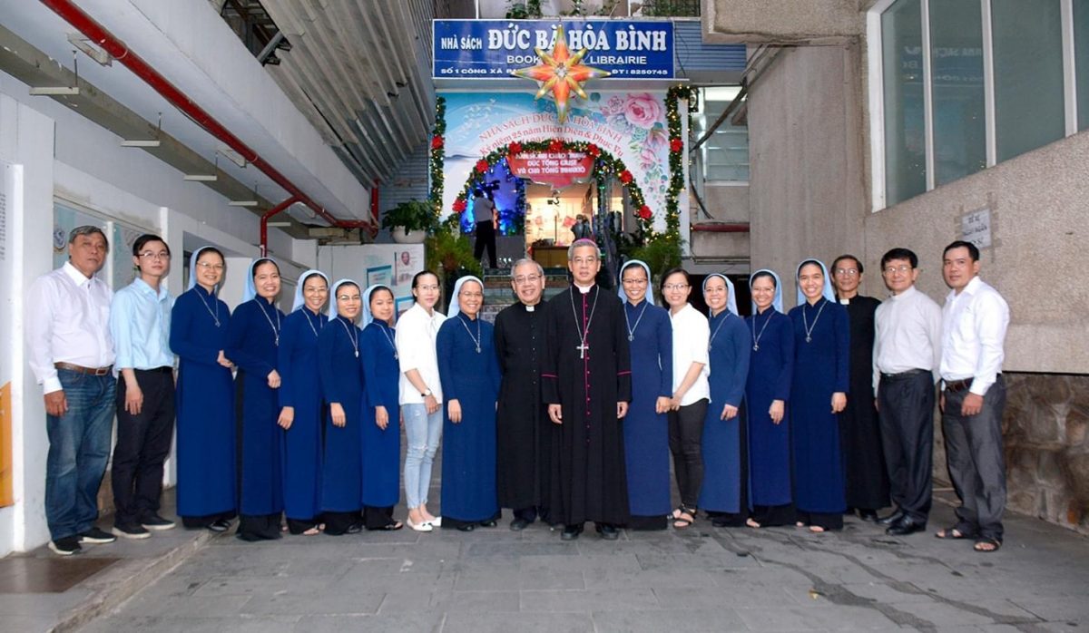 Đức Cha Giuse Nguyễn Năng ghé thăm Nhà sách Đức Bà Hoà Bình nhân dịp 25 năm hoạt động của Nhà sách