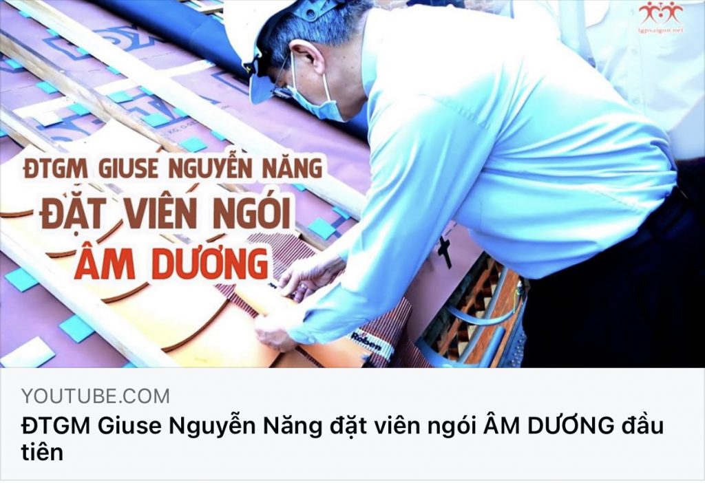Đức Cha Giuse Nguyễn Năng (TGM TGP Sài Gòn) đặt viên ngói ÂM DƯƠNG đầu tiên trong công trình phục dựng Nhà Thờ Đức Bà Hoà Bình.